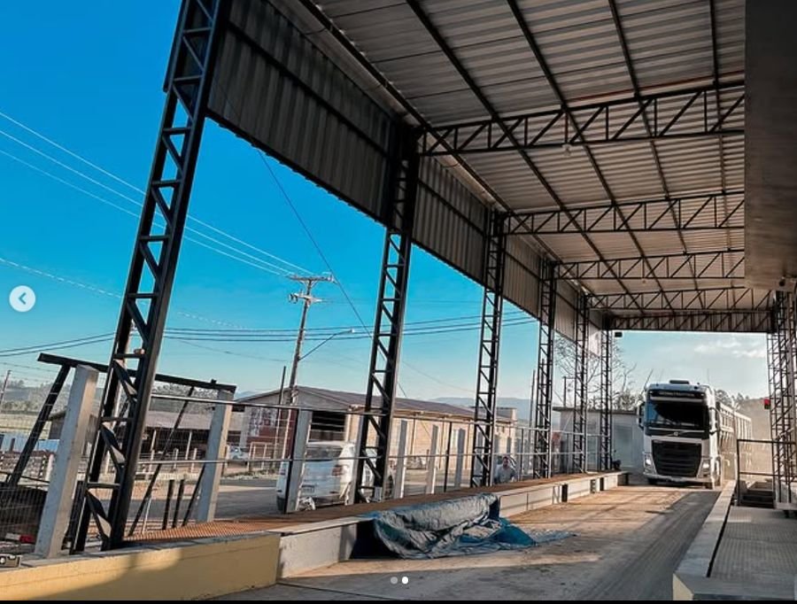 Estrutura metálica industrial fabricada pela Serralheria Barbosa