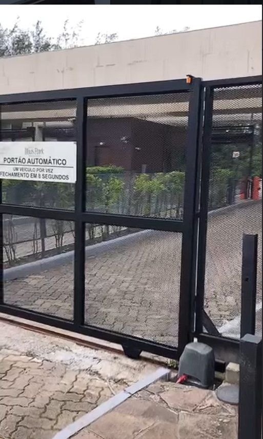 Portão automatizado instalado pela Serralheria Barbosa