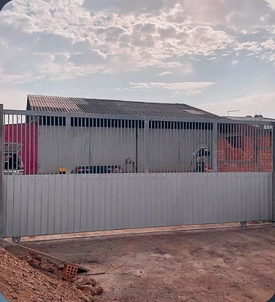 Portão de ferro galvanizado fabricado pela Serralheria Barbosa