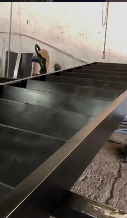 Fabricação de estrutura metálica na oficina da Serralheria Barbosa