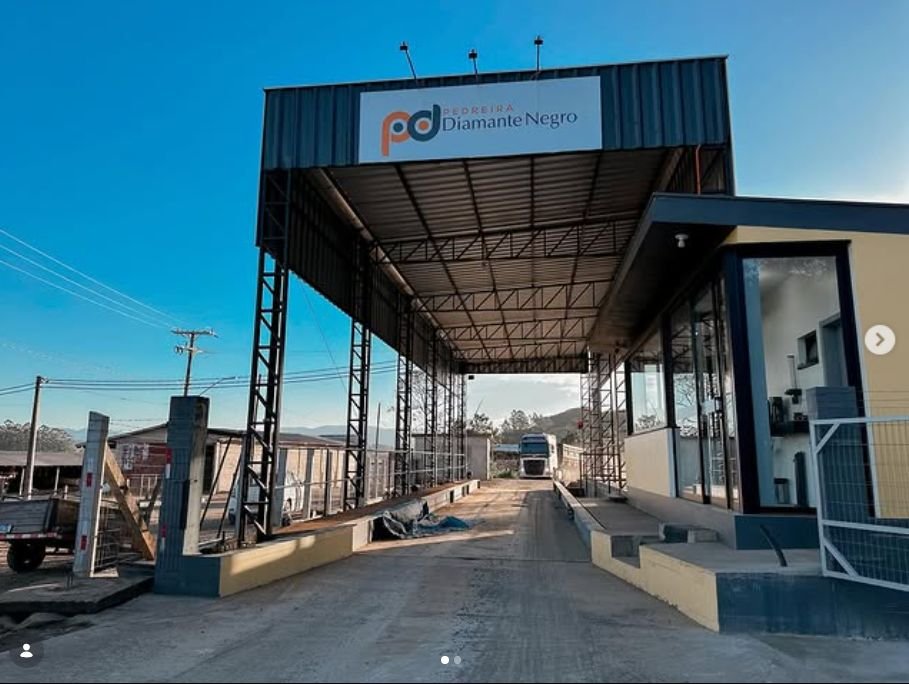 Cobertura metálica industrial instalada pela Serralheria Barbosa